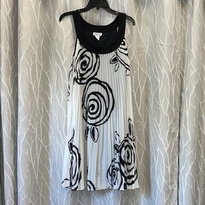 Robbie Bee Elegant Black & white pleated dress, black inner slip, size 10